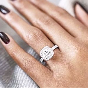 • Princess Halo Cut White Gold Ring•